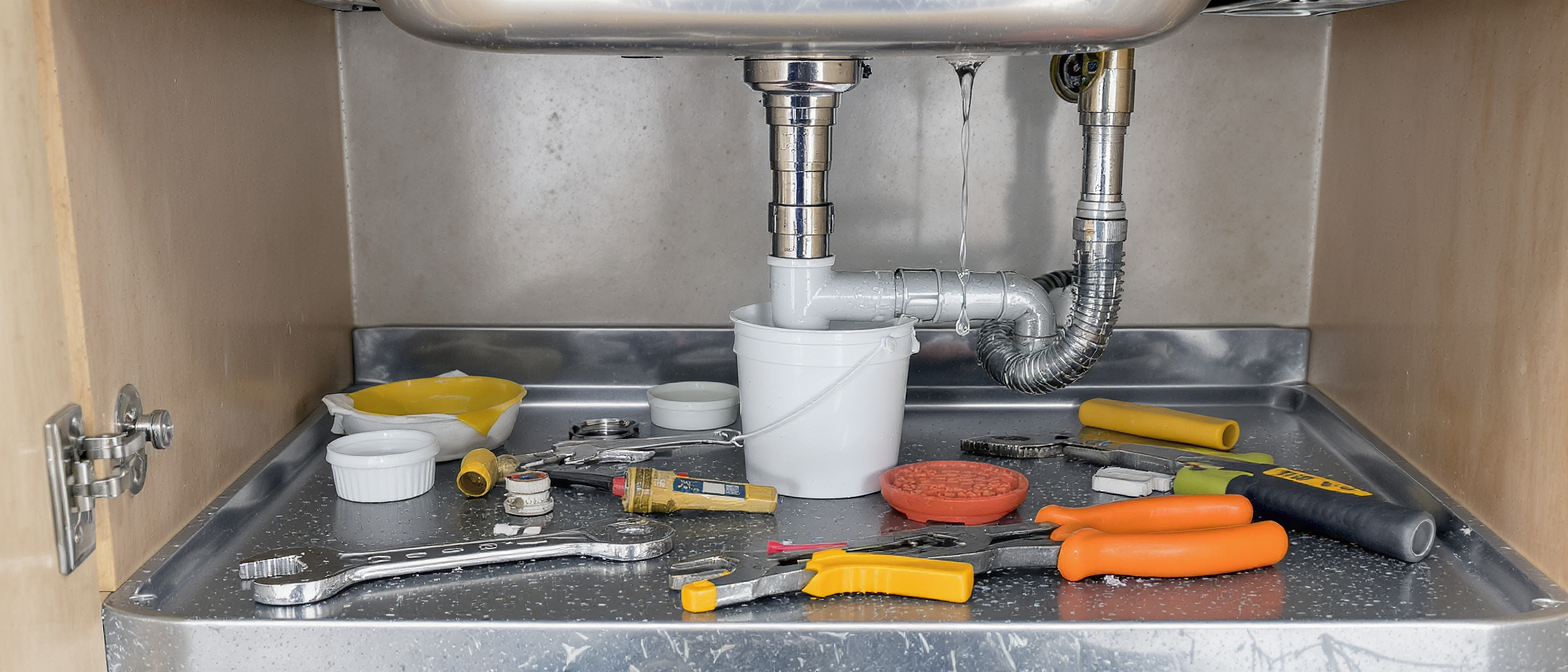 découvrez comment réparer facilement une fuite sous l’évier de votre maison. suivez nos conseils pratiques et étapes simples pour une plomberie sans souci et éviter les dégâts d’eau.