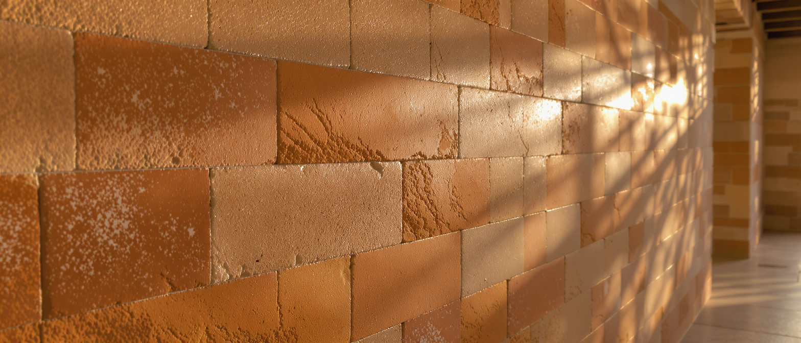 découvrez des astuces efficaces pour masquer les défauts d’un mur abîmé et redonnez-lui un aspect impeccable facilement.