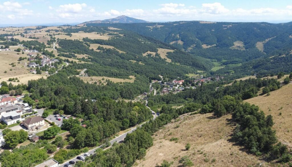 découvrez les facteurs clés pour choisir la pente idéale de votre toit, assurant esthétique, durabilité et efficacité.