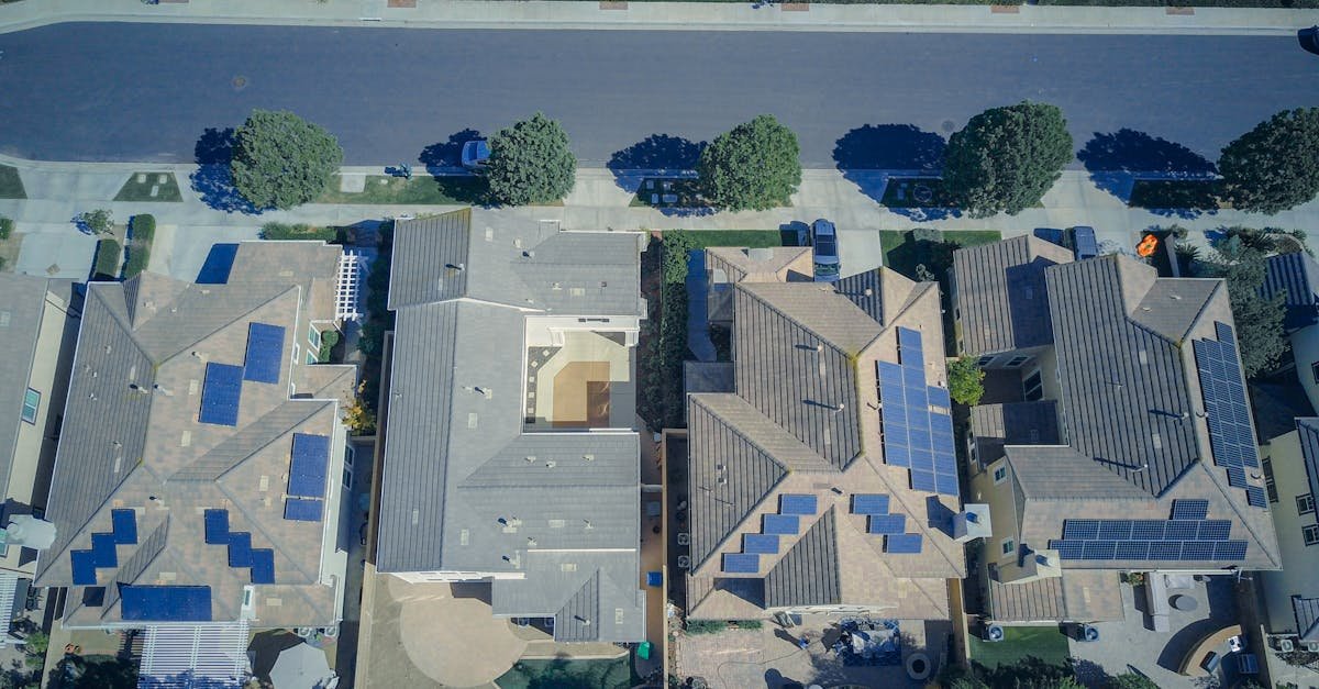 découvrez comment atteindre l'indépendance énergétique grâce à des solutions durables et innovantes pour réduire votre dépendance aux sources d'énergie externes.