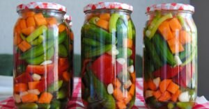 découvrez tout ce qu'il faut savoir sur le pickle : une méthode de conservation par fermentation qui sublime vos légumes et rehausse vos plats de saveurs uniques.