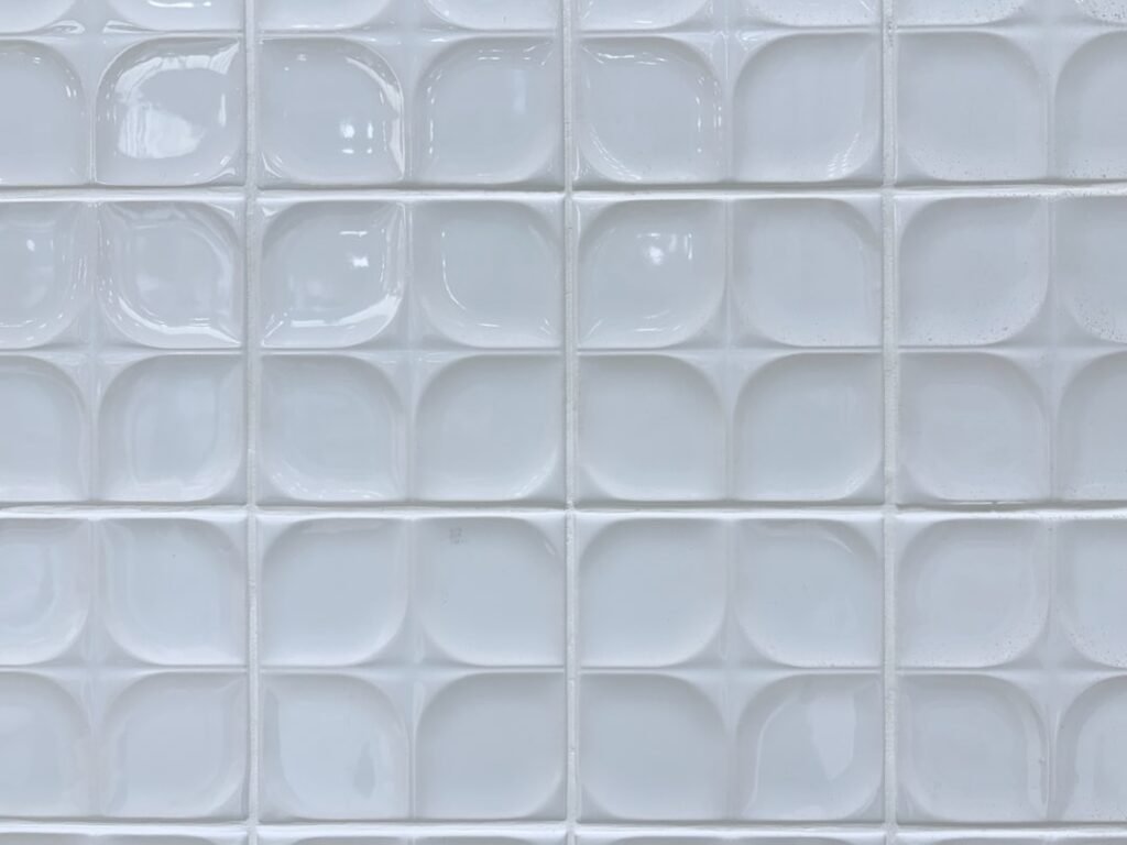 découvrez la durabilité du repeintage de carrelage pour une rénovation longue durée et un rendu impeccable.