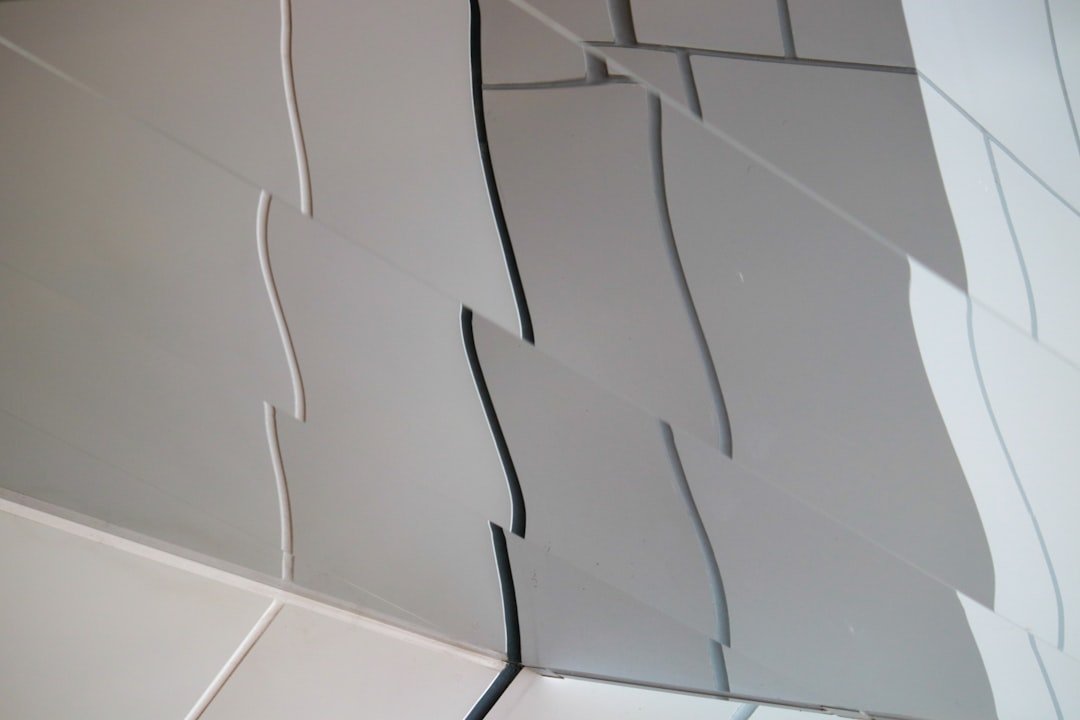 découvrez comment assurer la durabilité de la rénovation de vos carreaux grâce à des techniques de peinture efficaces et résistantes.