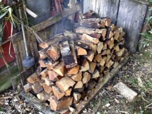 Fabriquer un abri pour bois de chauffage : notre tuto !