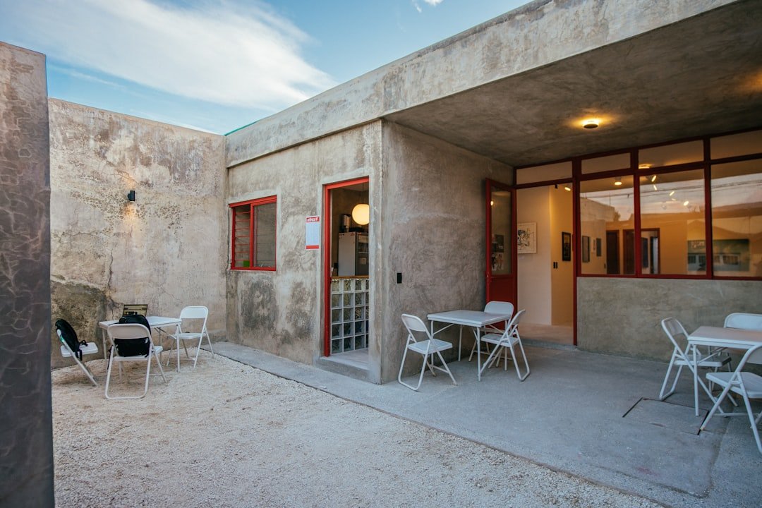 découvrez nos cloisons vitrées élégantes et modernes, idéales pour séparer les espaces tout en laissant passer la lumière naturelle.