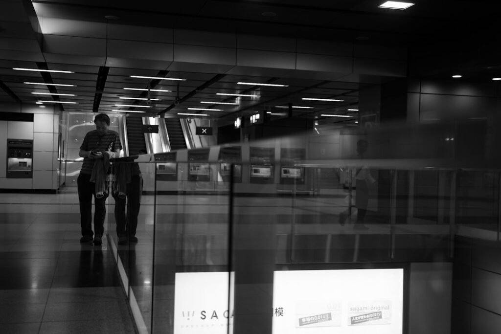 découvrez nos cloisons en verre élégantes et modernes, idéales pour séparer vos espaces tout en laissant passer la lumière naturelle.