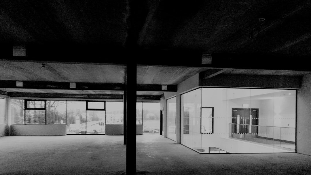 découvrez nos cloisons vitrées modernes et élégantes, idéales pour séparer vos espaces tout en laissant passer la lumière. parfaites pour bureaux, commerces ou intérieurs.