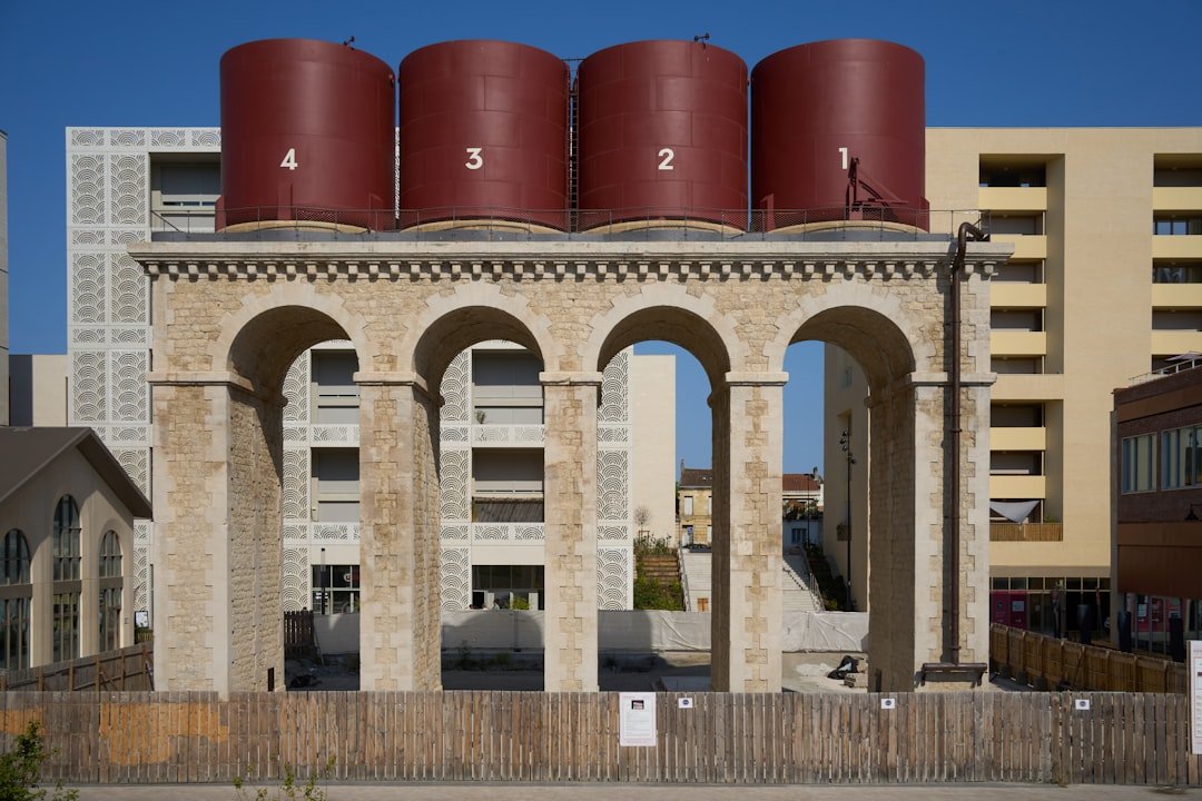 découvrez nos services spécialisés en rénovation industrielle pour moderniser et optimiser vos infrastructures tout en respectant les normes en vigueur.