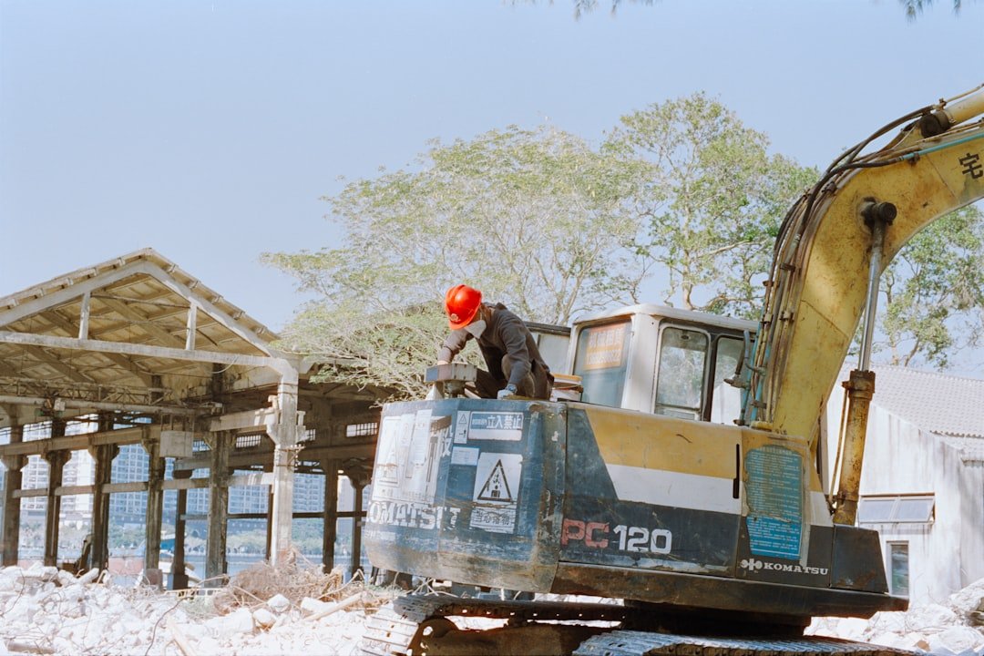 découvrez nos services spécialisés en rénovation industrielle pour moderniser et optimiser vos locaux professionnels avec efficacité et sécurité.