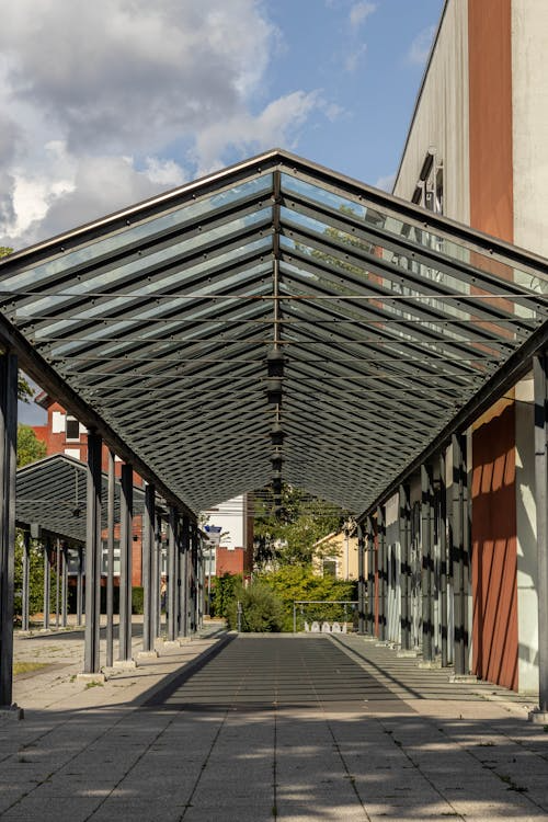 Préau scolaire en aluminium : ce qu&rsquo;il faut savoir avant de lancer votre projet