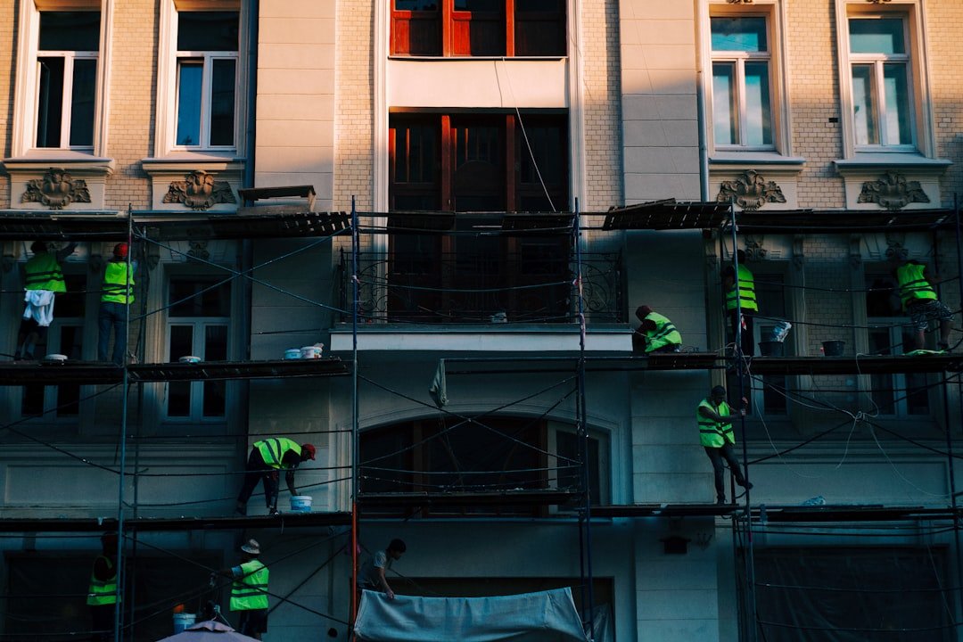 découvrez comment obtenir les autorisations nécessaires pour la rénovation de votre façade. guide complet sur les démarches administratives pour votre projet de rénovation extérieure.