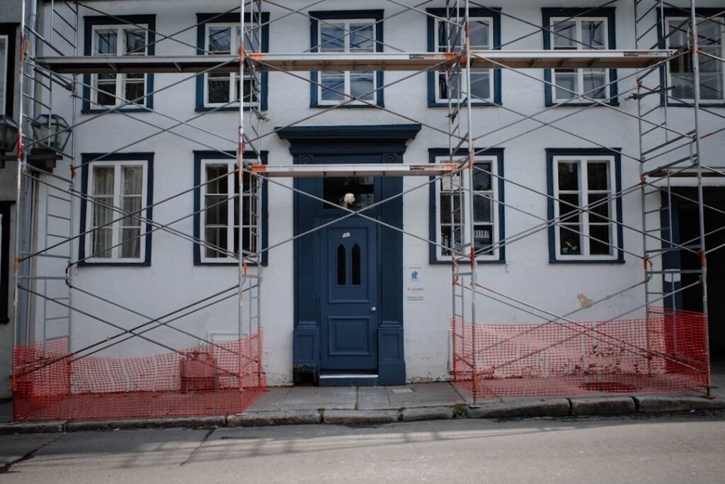 découvrez tout ce qu'il faut savoir sur les permissions nécessaires pour la rénovation de façade : démarches administratives, règles à respecter et conseils pratiques.