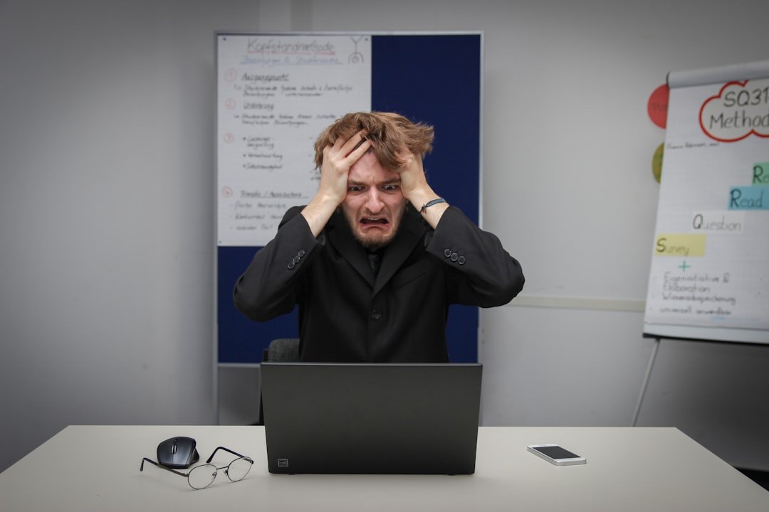 découvrez comment gérer efficacement les heures de travail bruyantes pour améliorer votre concentration et votre productivité au bureau.