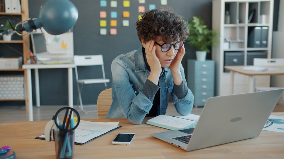 découvrez comment gérer efficacement les heures de travail bruyantes pour maintenir votre concentration et productivité au bureau.