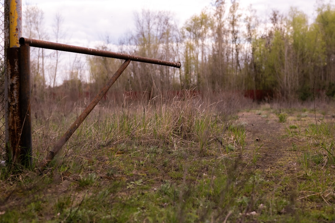 construction de la délimitation de propriété : guide complet pour définir, marquer et sécuriser les limites de votre terrain en toute conformité.