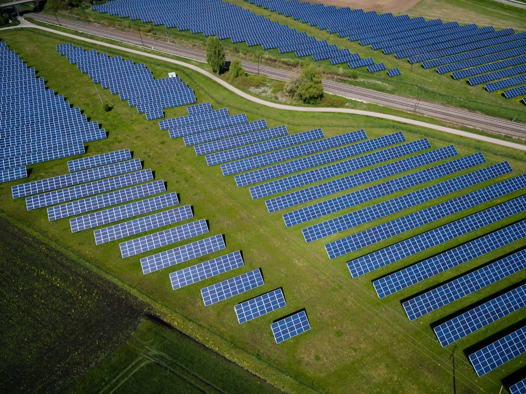 découvrez comment obtenir les permis nécessaires pour l'installation de panneaux solaires, les démarches administratives et les conseils pour un projet conforme et efficace.