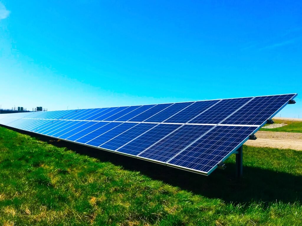 découvrez comment obtenir les permis nécessaires pour l'installation de panneaux solaires en toute conformité avec la réglementation locale.