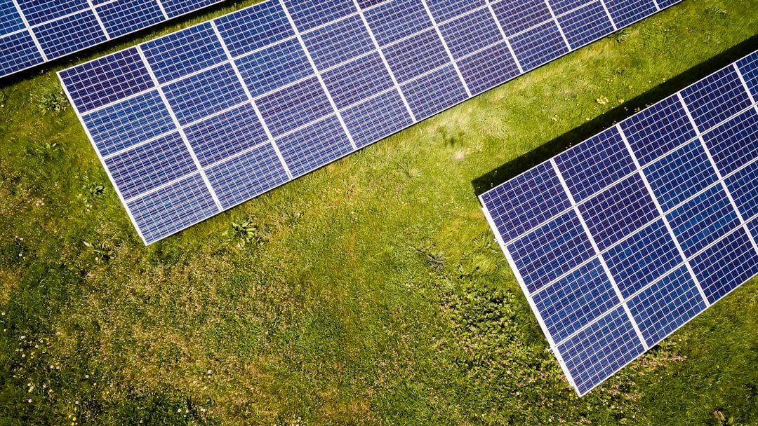 découvrez comment obtenir les permis nécessaires pour l'installation de panneaux solaires, les démarches à suivre et les réglementations en vigueur.