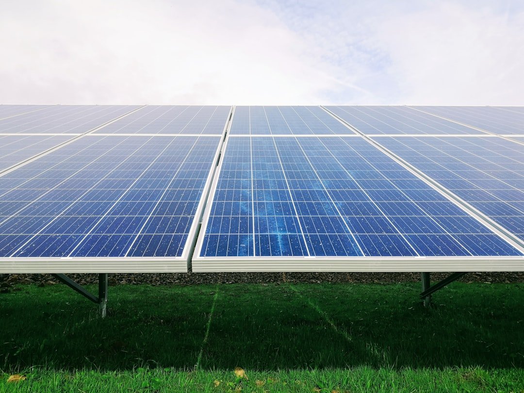 découvrez comment obtenir les permis nécessaires pour l'installation de panneaux solaires et respecter les réglementations en vigueur.