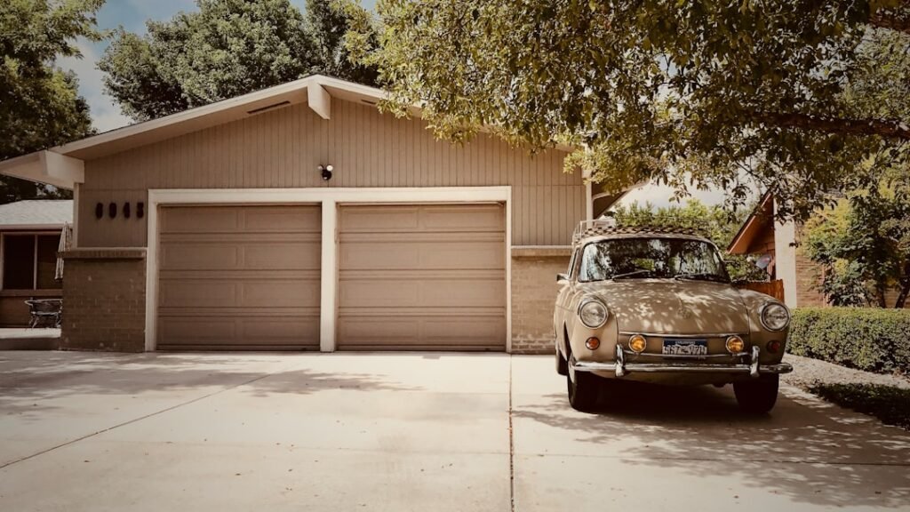 découvrez comment transformer votre garage en un espace de vie fonctionnel et esthétique grâce à nos conseils et idées de conversion de garage.