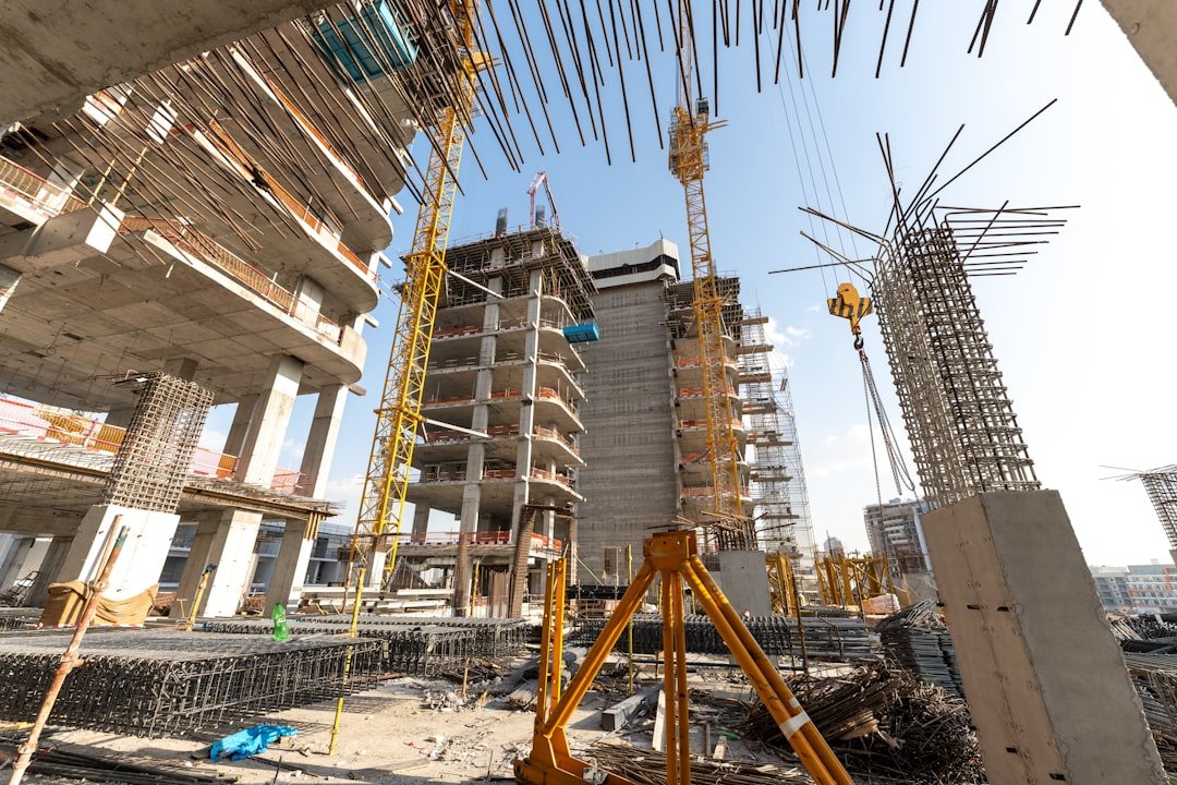 découvrez les enjeux liés à la construction illégale, ses impacts juridiques, environnementaux et sociaux, ainsi que les mesures de prévention et de régulation.