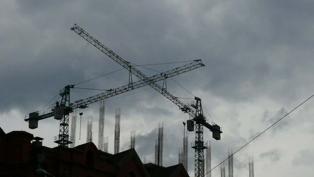 découvrez les enjeux et les conséquences liées à la construction illégale, ainsi que les démarches pour régulariser votre situation.